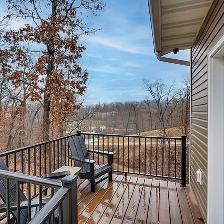 Lake Ozark Apartment With Balcony Less Than 1 Mi To Water!